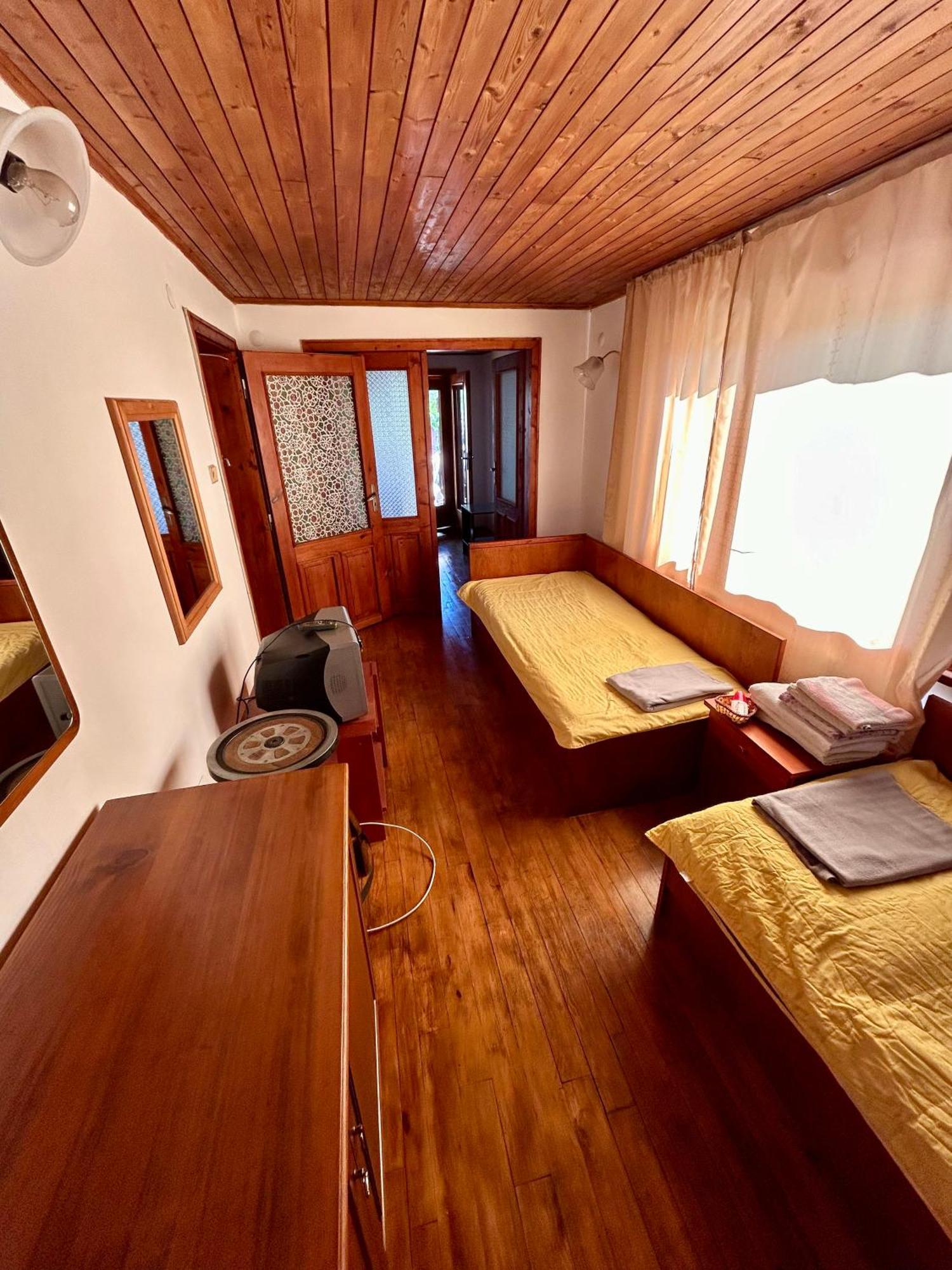 Luylyana Guesthouse Ribarica Esterno foto