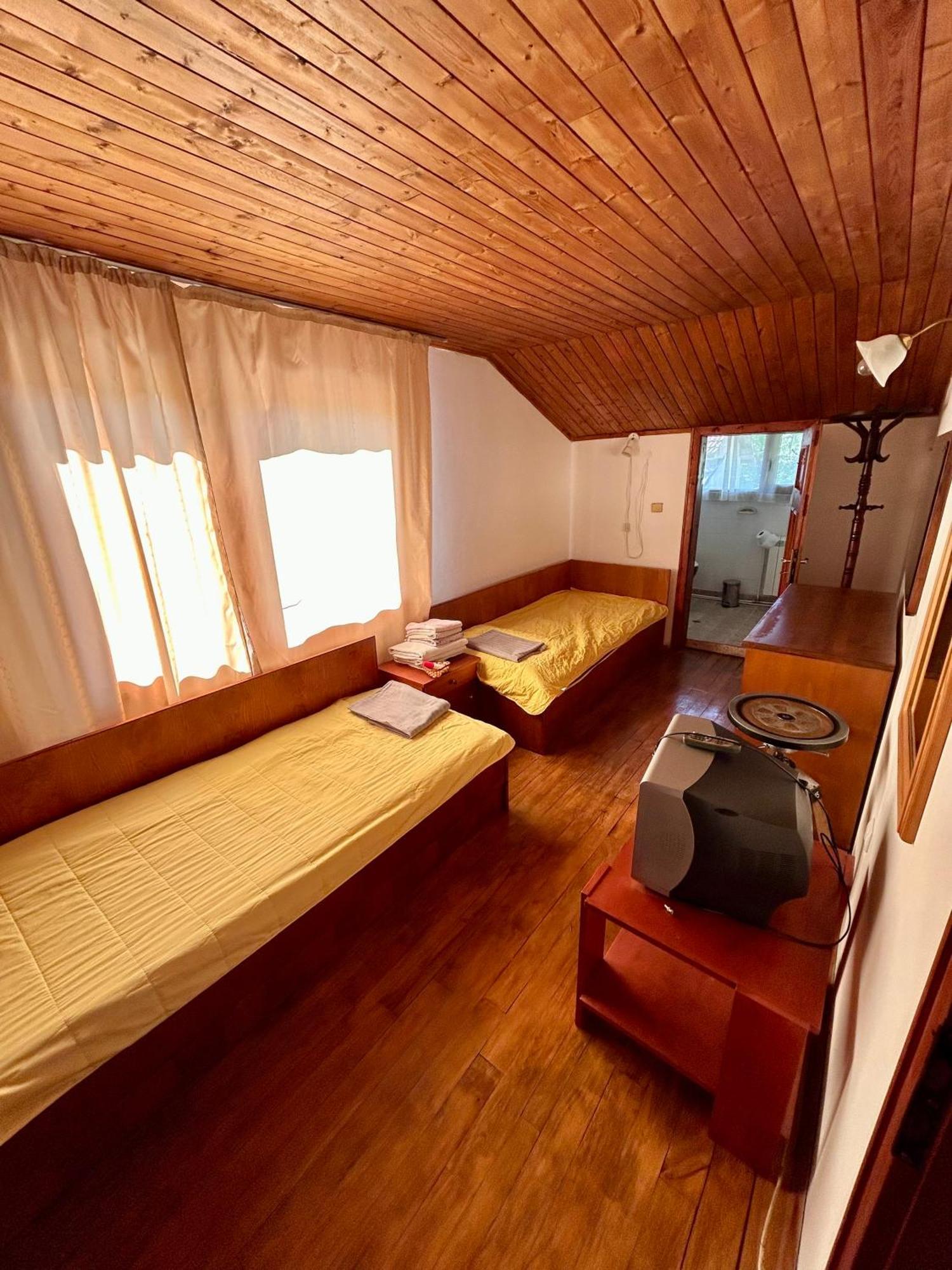 Luylyana Guesthouse Ribarica Esterno foto