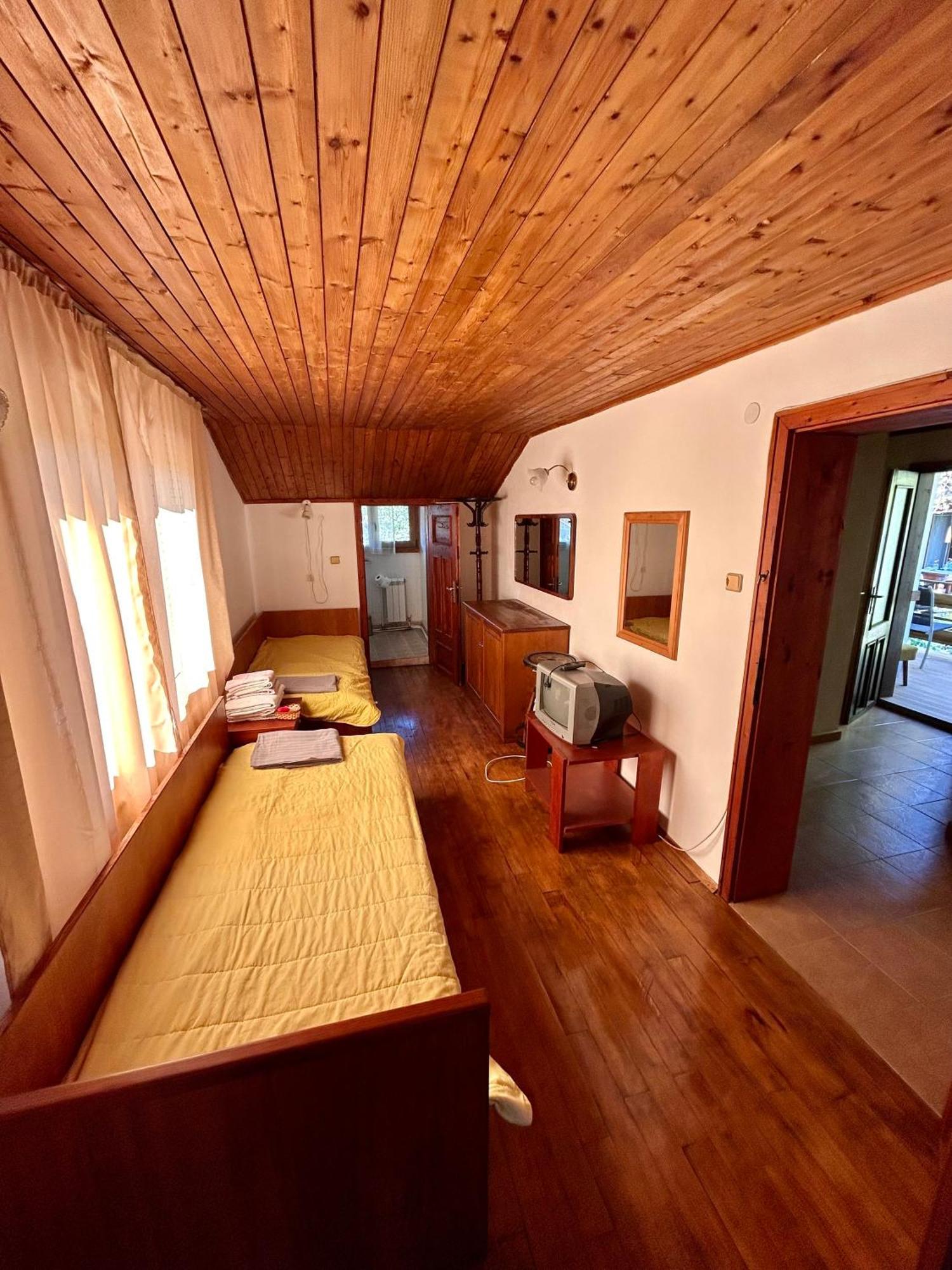Luylyana Guesthouse Ribarica Esterno foto