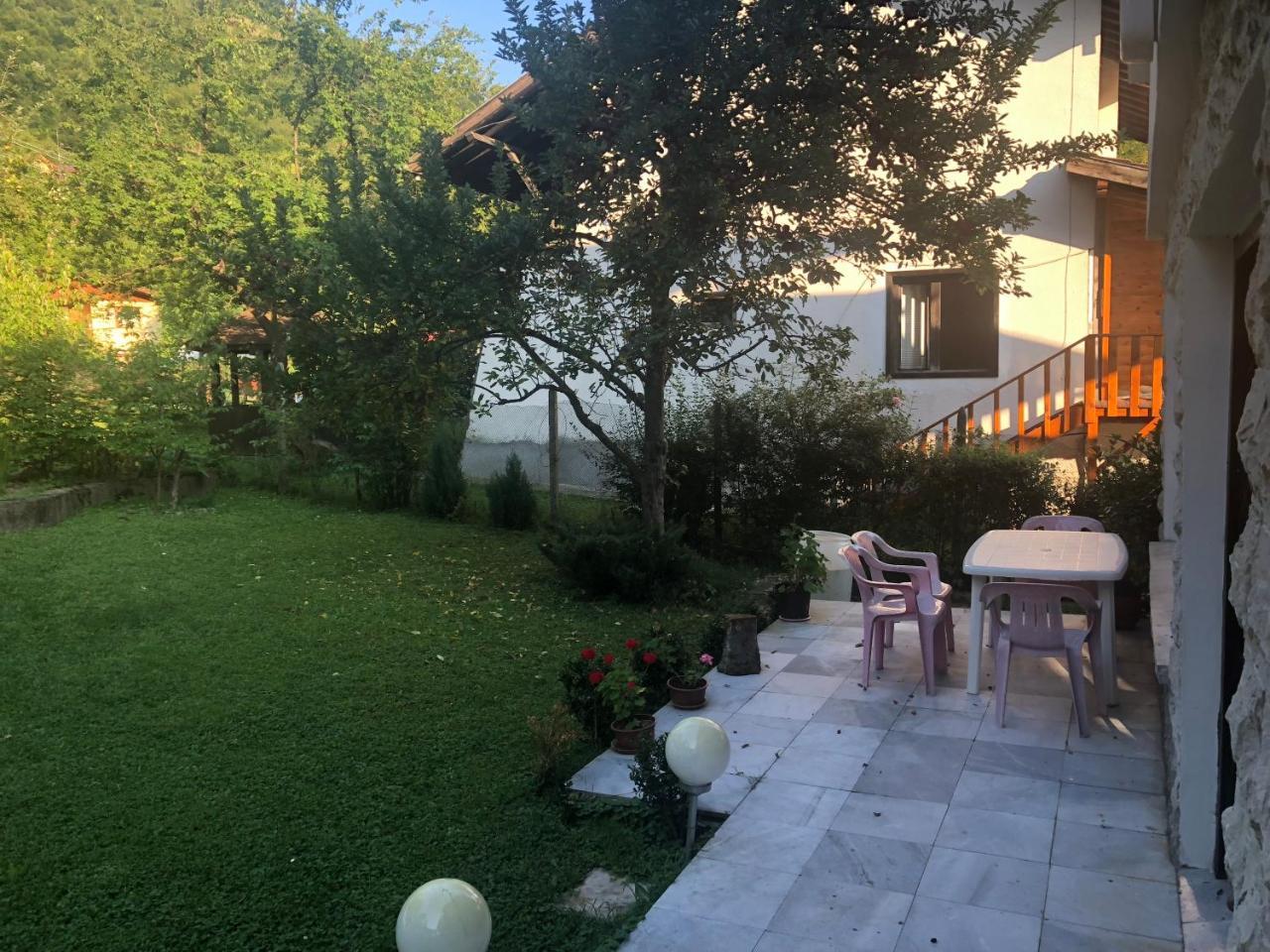 Luylyana Guesthouse Ribarica Esterno foto